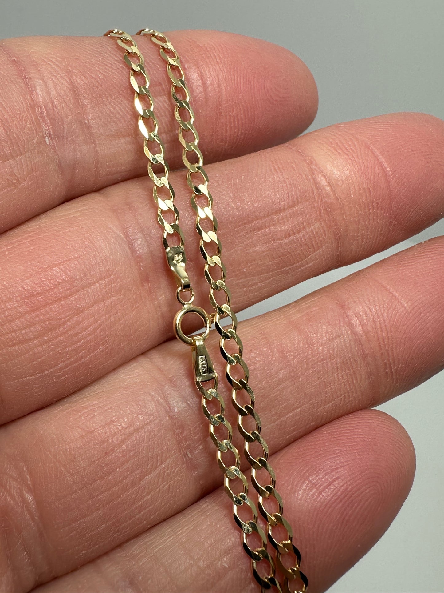 9ct Yellow Gold Flat Bevelled 2.5mm Curb Chain (193)